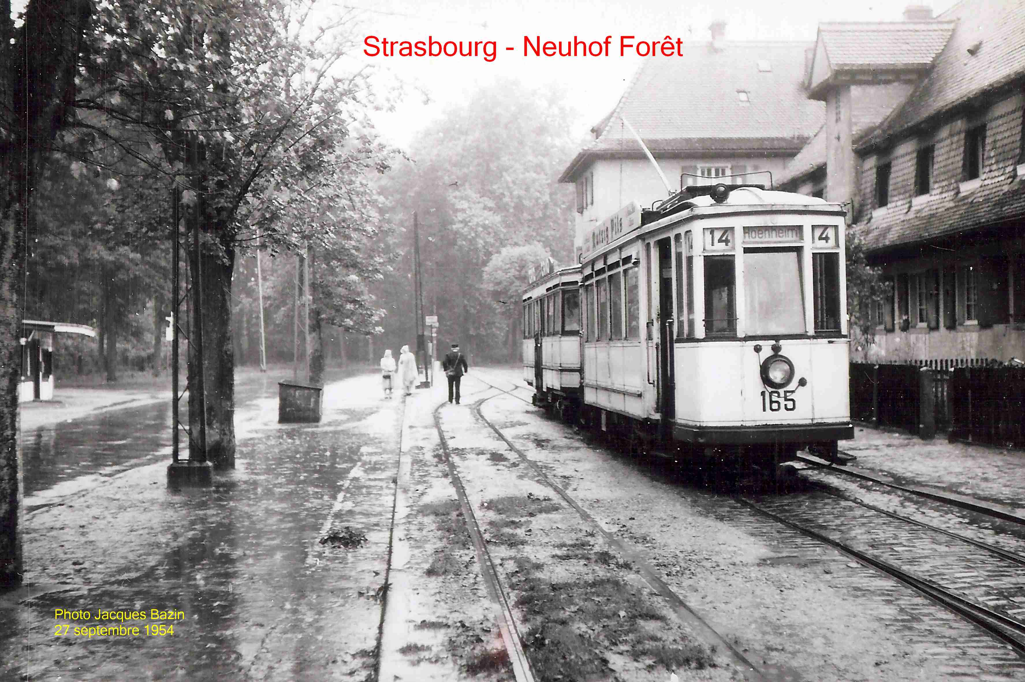 La motrice n� 165 et une remorque au terminus de Neuhof-For�t.